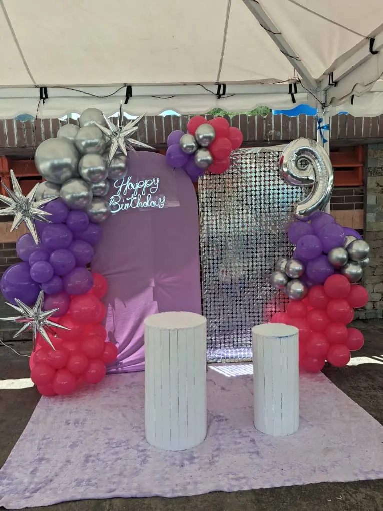 Arreglo de stand para fotos y tortas decorado