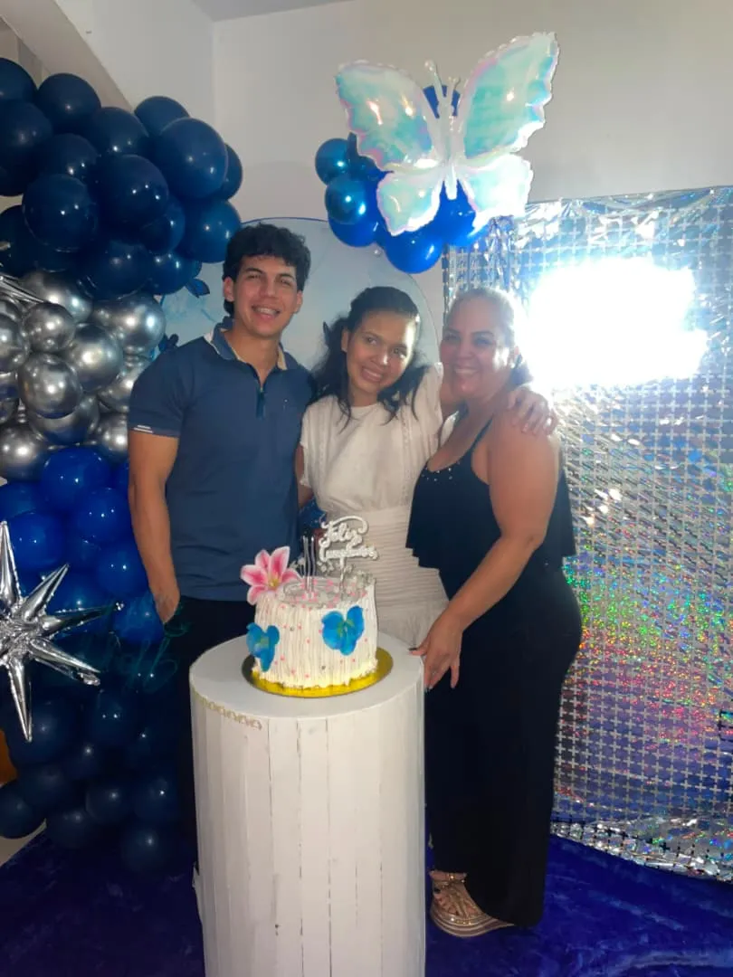 Familia de Mayra celebrando el cumpleaños de su hija Alimar con decoración de globos