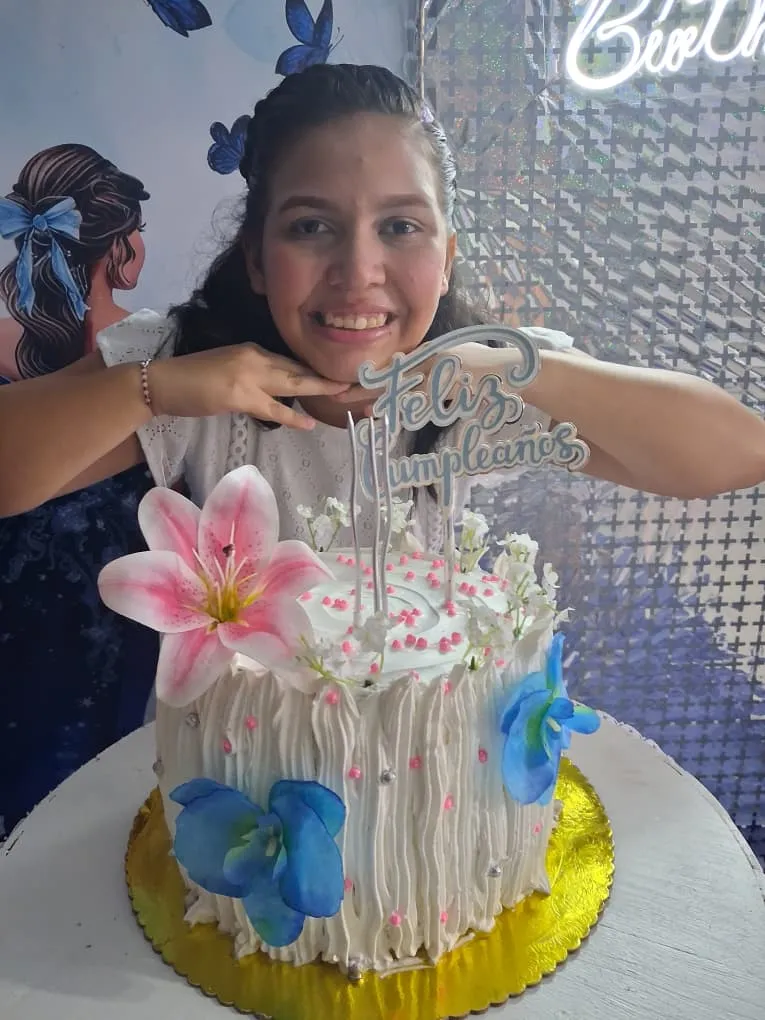 La cumpleañera Alimar con la torta decorada por Mayra para su cumpleaños de 19 años