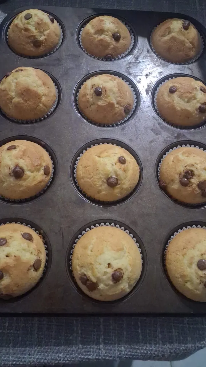 Proceso de horneado de ponquesitos para torta decorada en Caracas