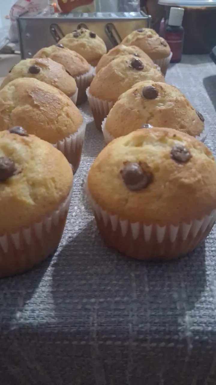 Preparación artesanal de ponquesitos para torta decorada en Caracas