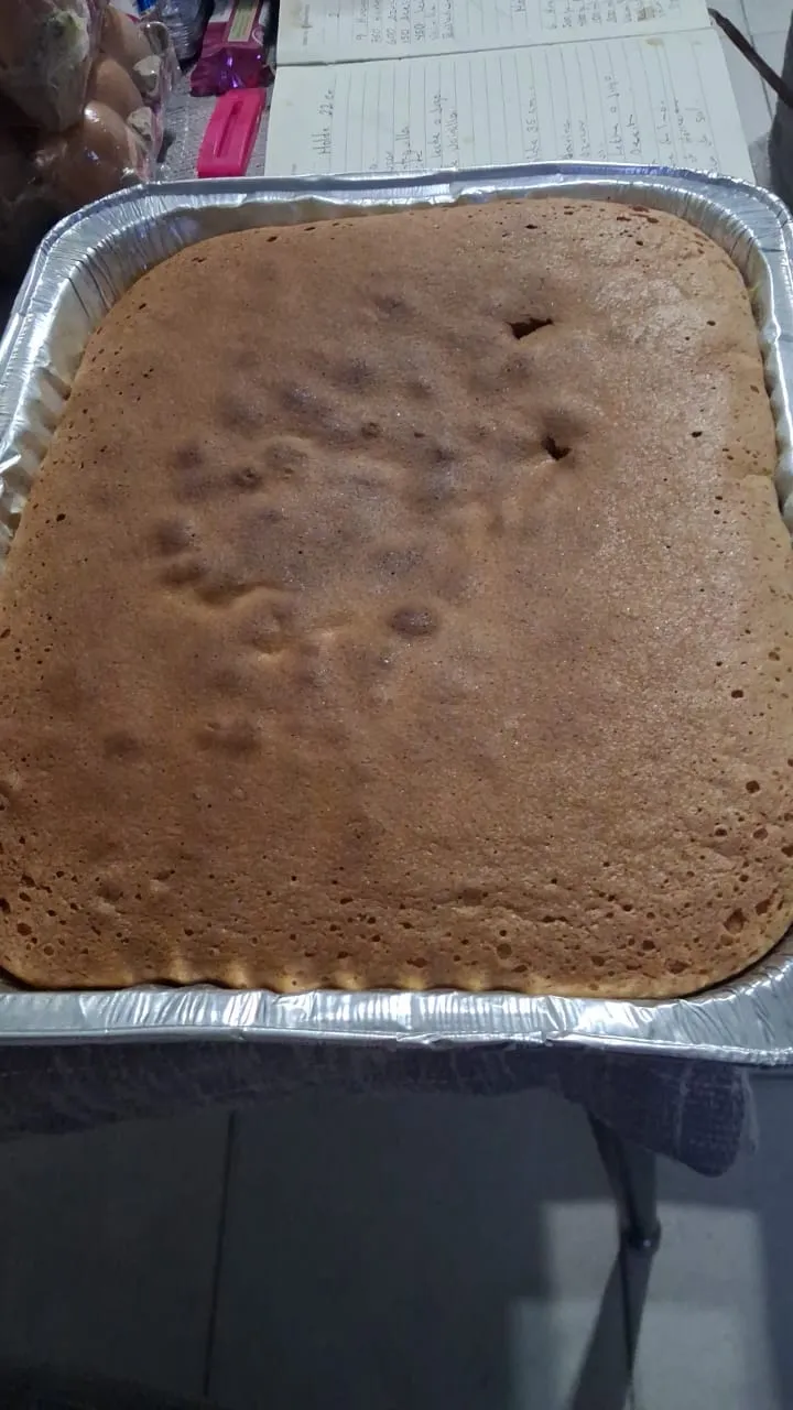 Preparación artesanal de torta tres leches en Caracas