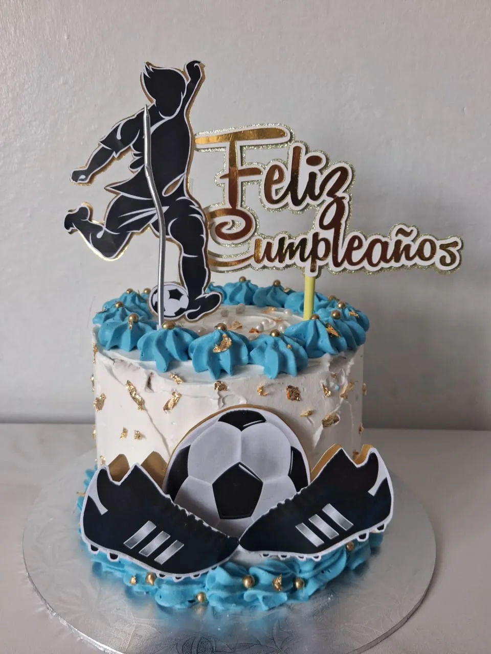 Torta blanca y azul con letras grandes temática de fútbol en Caracas
