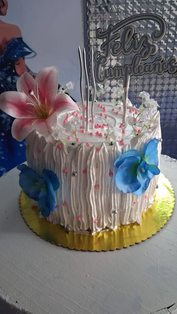 Torta de cumpleaños decorada con flores artificiales en Caracas