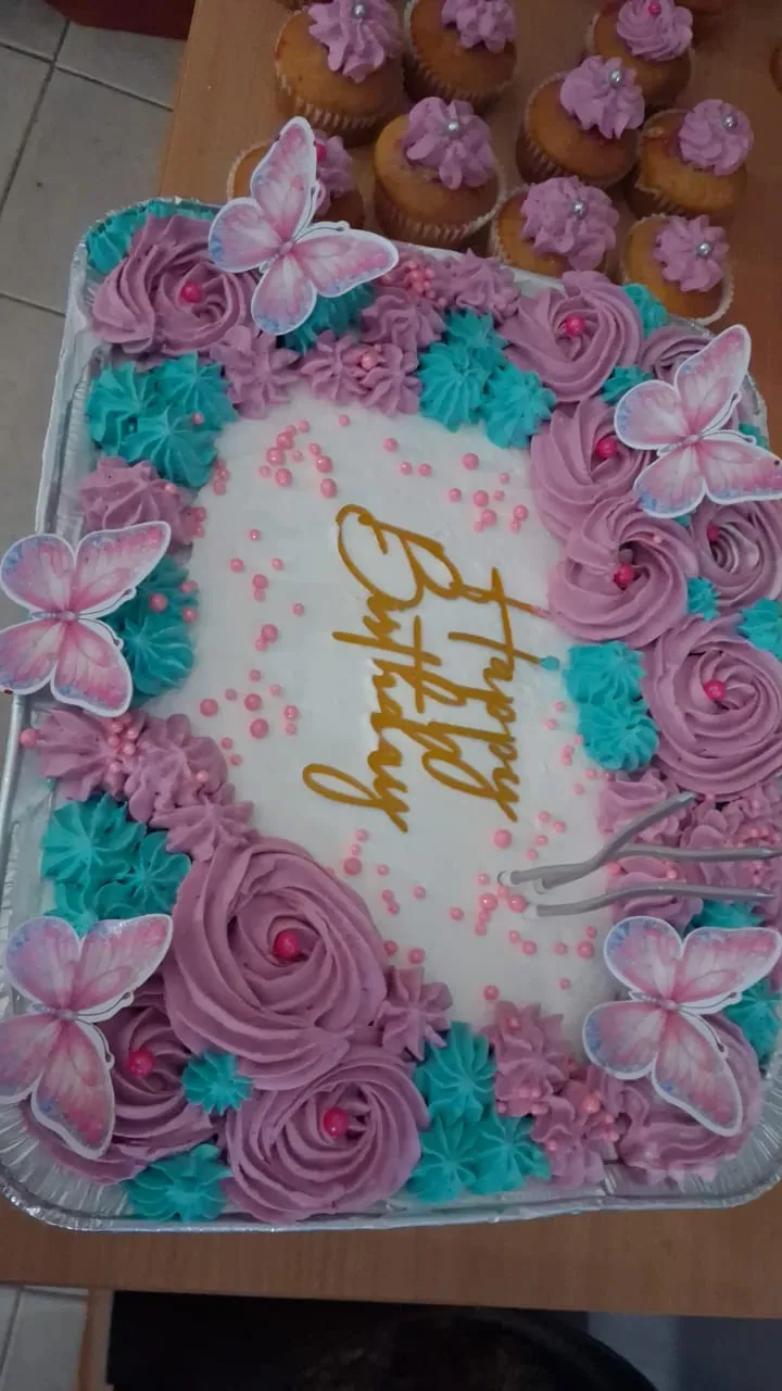 Torta tres leches decorada con letras gigantes y flores rosadas en Caracas